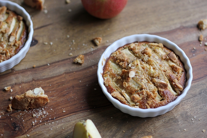 Apfel-Mandel-Törtchen mit Cantuccini-Topping | eatbakelove