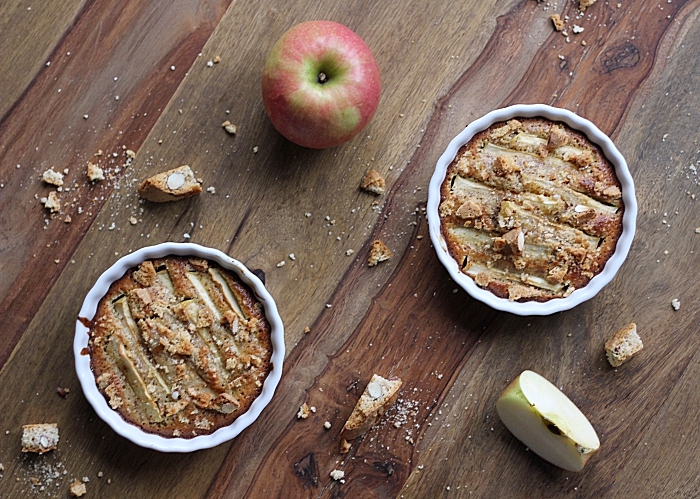 Apfel-Mandel-Törtchen mit Cantuccini-Topping | eatbakelove