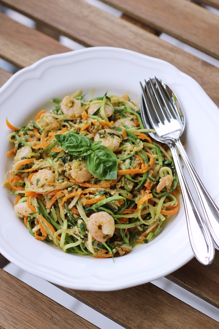 Möhren-Zucchini-Spaghetti mit Basilikum-Walnuss-Pesto und Shrimps ...