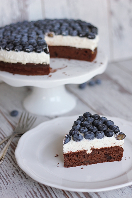 Schoko-Blaubeer-Torte mit Vanillequarkcreme | eatbakelove