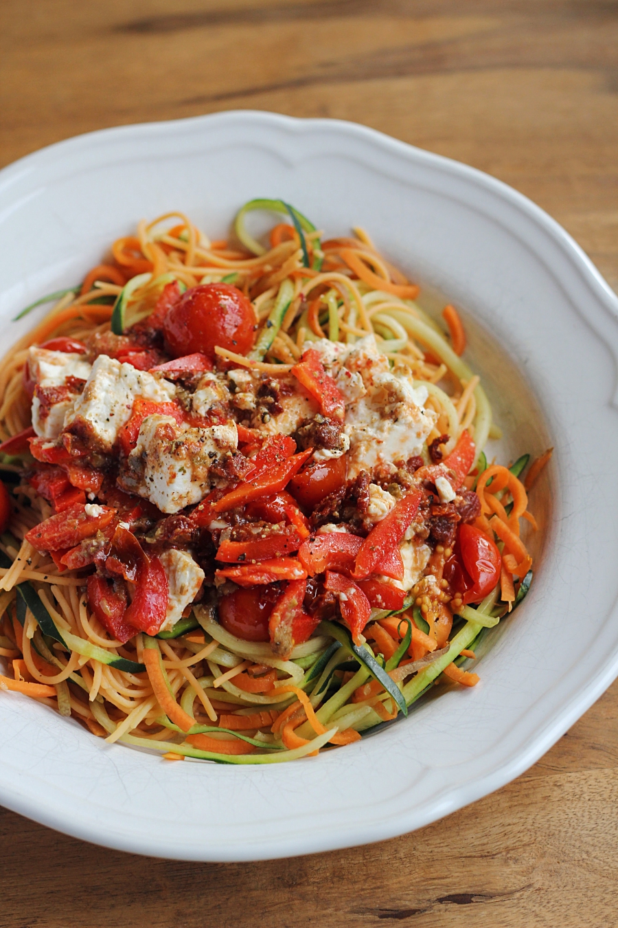Spaghetti &amp; Gemüsenudeln mit Ofen-Feta und Tomaten | eatbakelove ...